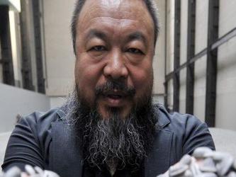 Ai Weiwei, detenido desde abril, fue puesto el miércoles en libertad bajo fianza, dijeron...