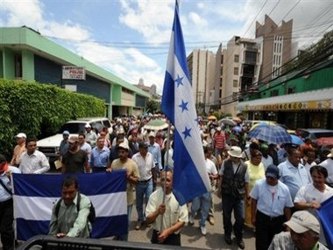 Con un fondo de música estridente contra el golpe, los asambleístas se instalaron en...