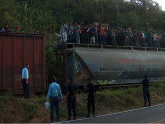 Miles de migrantes indocumentados, en su mayoría centroamericanos, atraviesan el territorio...