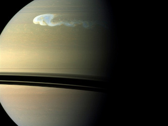 Tormentas tan grandes son raras en Saturno. Desde 1876, los astrónomos han observado...
