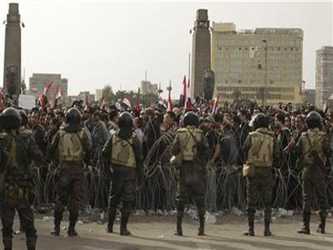 Los manifestantes interrumpieron el tráfico a través de la plaza Tahrir de El Cairo,...