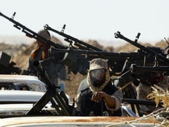 Las fuerzas leales a Gafadi continuaban lanzando cohetes desde una población vecina,...