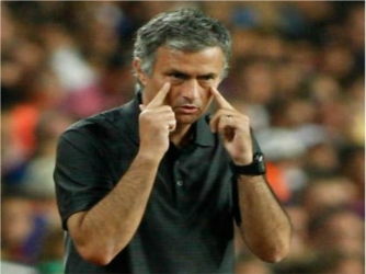 Mourinho participó en el enfrentamiento y pareció picar en un ojo a Tito Vilanova, y...