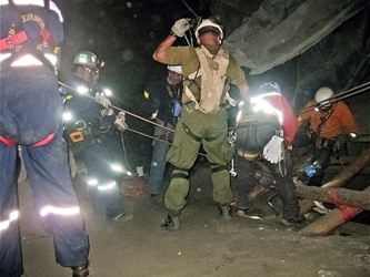 Los 33 mineros habían quedado atrapados por un derrumbe el 5 de agosto, y a través de...