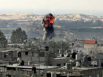 Poco después los extremistas palestinos atacaron con cohetes a Israel, que respondió...