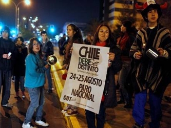 Las cuatro columnas de manifestantes avanzaban simultáneamente por el centro de Santiago sin...
