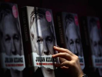 Assange, quien goza ahora de un plazo de 14 días para apelar la decisión ante la...