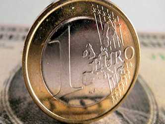 El euro cotizaba a 1.2418 francos, con un alza de un 0.2 por ciento, mientras que el dólar...