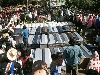 La organización Las Abejas, que agrupa a los familiares de las víctimas, se...