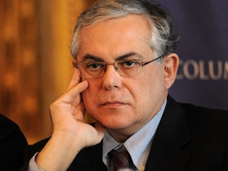 El ex vicepresidente del Banco Central Europeo, Lucas Papademos, ya es el nuevo primer ministro,...