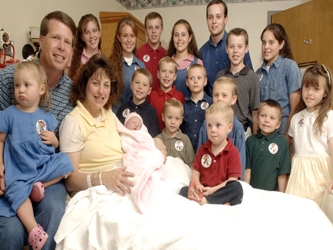 Michelle Duggar y su marido Jim Bob, de 46 años, se presentaron con todos sus hijos en una...