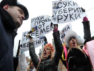 Las militantes del movimiento FEMEN llevaban pancartas pidiendo un 
