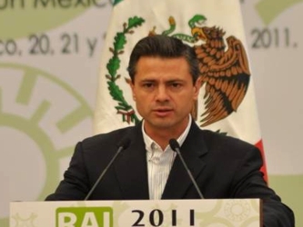 Enrique Peña Nieto sufrió para no hundirse totalmente en el ridículo en la...