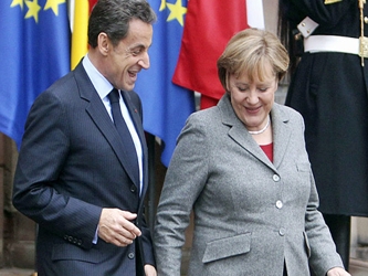 El presidente de Francia, Nicolas Sarkozy, y la canciller alemana, Angela Merkel, proponen una...
