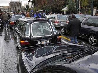 En Atenas, el cortejo de los negros coches fúnebres tenía más de 100 metros y...