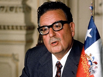 Los exámenes científicos concluyeron que Allende se suicidó con el fusil AK 47...