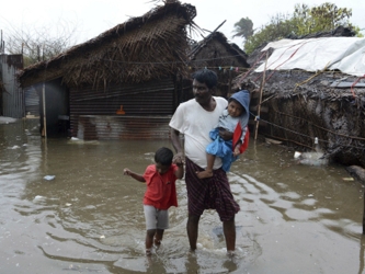 El ciclón afectó el viernes la región costera entre Cuddalore en el Estado de...