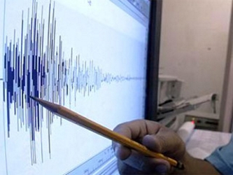 Las agencias meteorológica y geológica de Indonesia emite alertas de tsunami de...