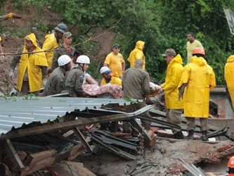 Por este deslizamiento ya murieron 18 personas, en el mayor desastre causado hasta el momento por...