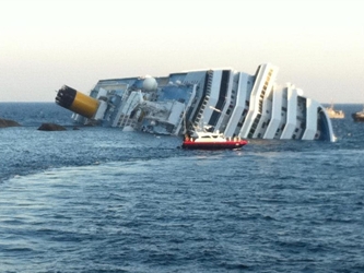 El Costa Concordia, con más de 4,000 personas a bordo, se volcó tras topar una roca...