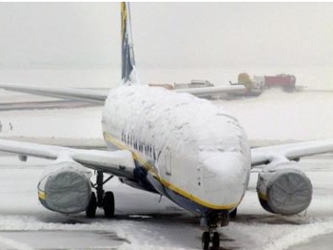 Además, unos 70 vuelos regulares desde y hacia el aeropuerto de Midway fueron cancelados,...
