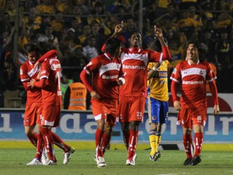 Pero los Tigres se replegaron y Toluca fue claro dominador del partido con varias oportunidades...
