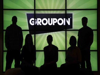 Los críticos han resaltado que Groupon no es rentable y está gastando a manos llenas...