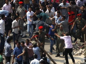 Las tensiones se extendieron a El Cairo al arribar muchos de los cadáveres para su entierro....