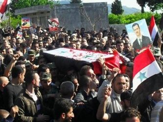 Miles de manifestantes fueron fieles a la cita en Hama, donde según las estimaciones, entre...