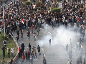 Manifestantes intentaron interponerse entre sus camaradas y la policía que disparaba gases...