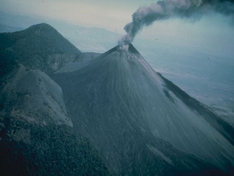 Detalla que el volcán de Pacaya registra fumarola débil de color blanco de 150 metros...