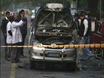 En Nueva Delhi, un coche de la embajada de Israel estalló, causando cuatro heridos,...
