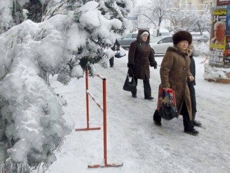 El vecino Moldavia también ha sido azotado por la nieve, y ambos países han...