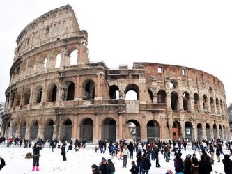 Decenas de personas sobre la nieve frente al Coliseo de Roma, en una imagen captada el pasado 4 de...