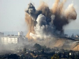 En Deraa, el sonido de explosiones y fuego de ametralladoras resonaban en los distritos bajo los...