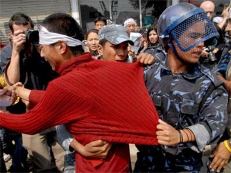 Pero grupos de uighures en el exilio y activistas de derechos humanos dicen que China exagera la...