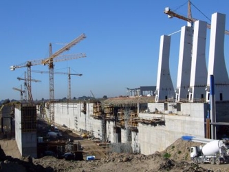 En 2011, el país construyó obras por un valor total de 423 mil millones de pesos,...
