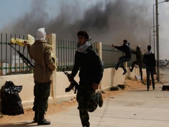 Otra confrontación que también amenaza la frágil estabilidad de Libia es la...