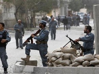En la provincia vecina de Kandahar, dos policías afganos murieron el martes cuando su...