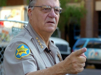 El sheriff ha negado firmemente cualquier delito y criticó al Gobierno de Obama por no...