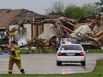 El Servicio Nacional del Clima informó que hasta una docena de tornados tocaron suelo en el...