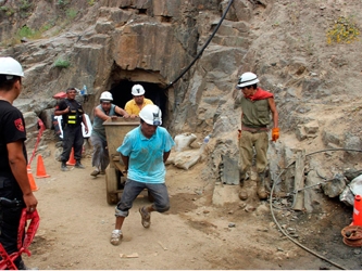 La situación de los mineros atrapados ha puesto en evidencia la improvisación en...