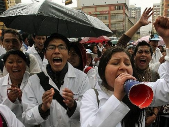 La autoridad, que había amenazado previamente con declarar ilegal a la protesta sindical,...