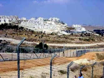 Los tres puestos, Bruchin, Sansana y Rechelim, fueron construidos en territorio que Israel...