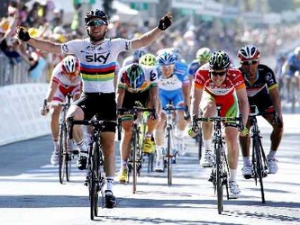 De 26 años de edad, Cavendish se impuso por novena vez en el Giro, prueba en la que...