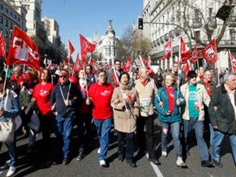 En Londres, unas 600 personas realizaron una manifestación contra el Banco de Inglaterra y...
