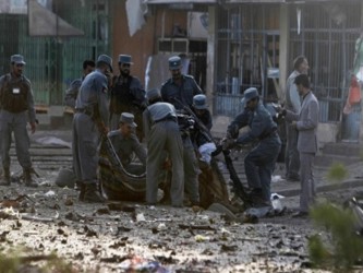 Uno de los atacantes detonó sus explosivos en la puerta del complejo del gobernador en la...