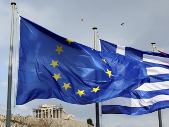 Si bien están muy desilusionados con la austeridad, la mayoría de los griegos desean...