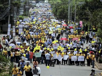 Los manifestantes se reunieron en el parque central de Tegucigalpa y fueron coreando cada uno de...