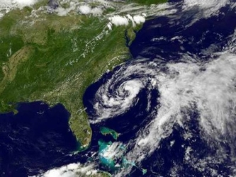 El Centro Nacional de Huracanes, con sede en Miami, emitió advertencias de tormenta tropical...